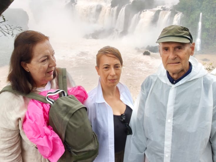 Gerardo Hernández Les com acompanhantes nas Cataratas do Iguaçu